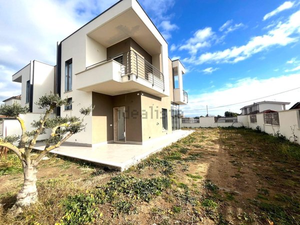 casa indipendente in vendita ad Aprilia in zona Genio Civile