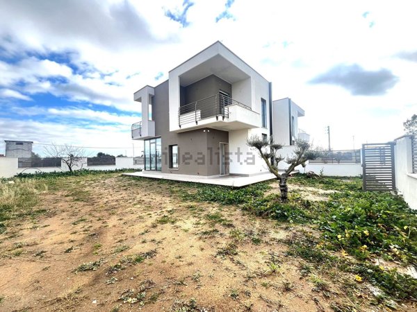 casa indipendente in vendita ad Aprilia in zona Genio Civile