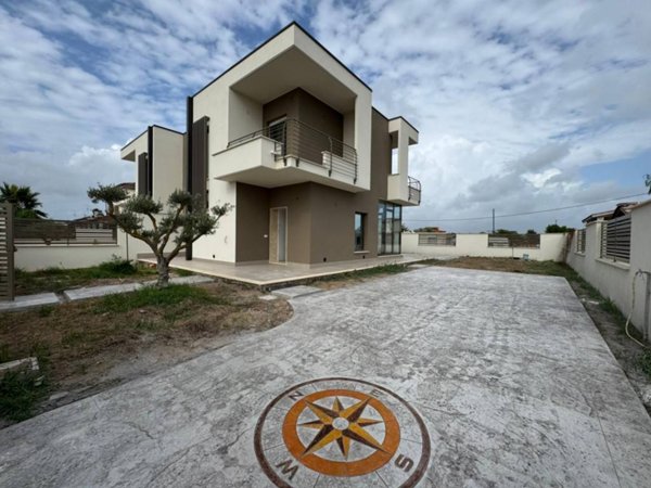 casa indipendente in vendita ad Aprilia in zona Campoverde