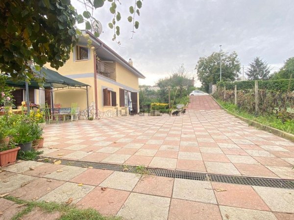 casa indipendente in vendita ad Aprilia in zona Casalazzara