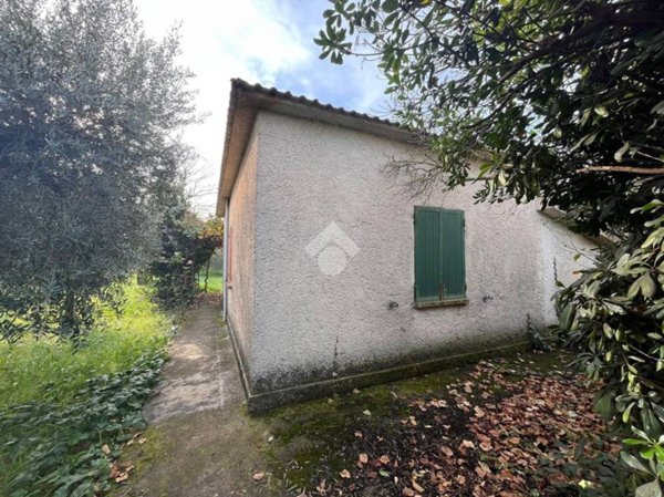 locale commerciale in vendita ad Aprilia