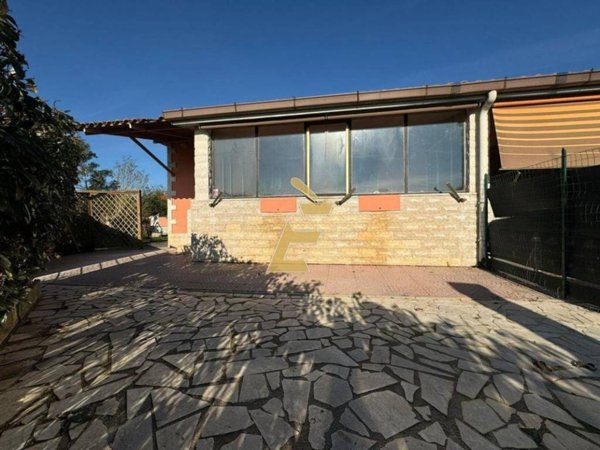 casa indipendente in vendita ad Aprilia in zona Cogna