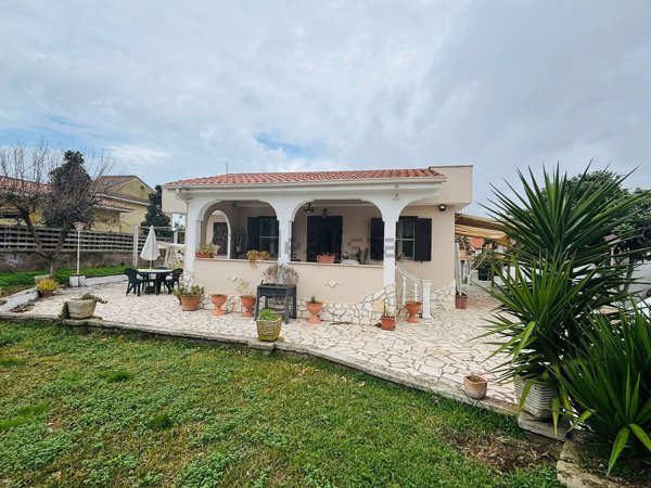 casa indipendente in vendita ad Aprilia in zona Cogna