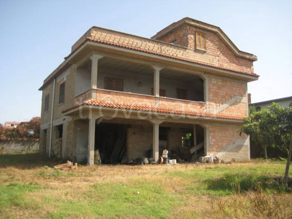 casa indipendente in vendita ad Aprilia in zona Cogna