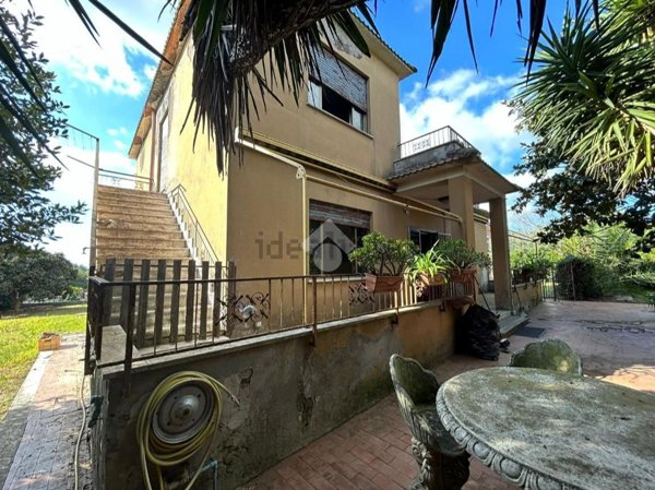 casa indipendente in vendita ad Aprilia in zona Camilleri-Vallelata