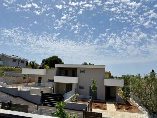 casa indipendente in vendita ad Aprilia in zona Campoleone