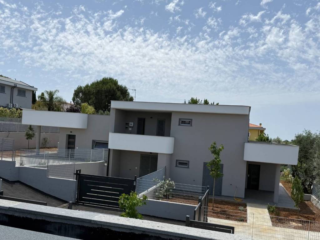 casa indipendente in vendita ad Aprilia in zona Campoleone