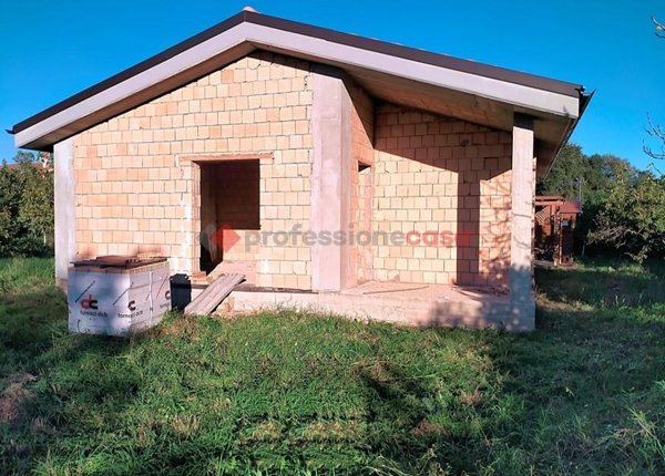 casa indipendente in vendita ad Aprilia in zona Campo di Carne