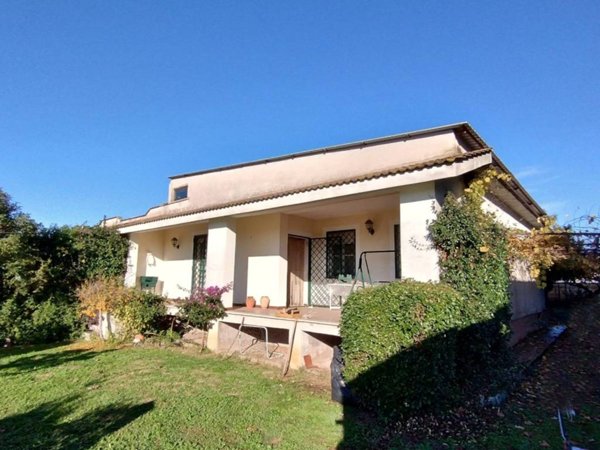casa indipendente in vendita ad Aprilia in zona Campo di Carne