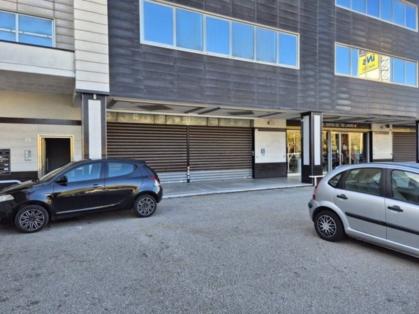 negozio in vendita ad Aprilia