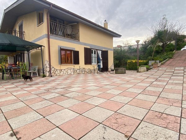casa indipendente in vendita ad Aprilia in zona Casalazzara