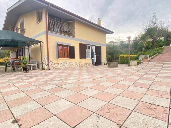 casa indipendente in vendita ad Aprilia in zona Casalazzara