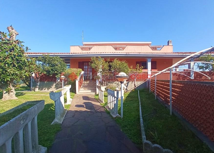 casa indipendente in vendita ad Aprilia in zona Campo di Carne