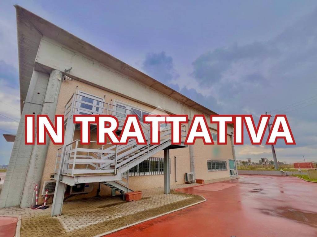 locale commerciale in vendita ad Aprilia in zona Campo di Carne