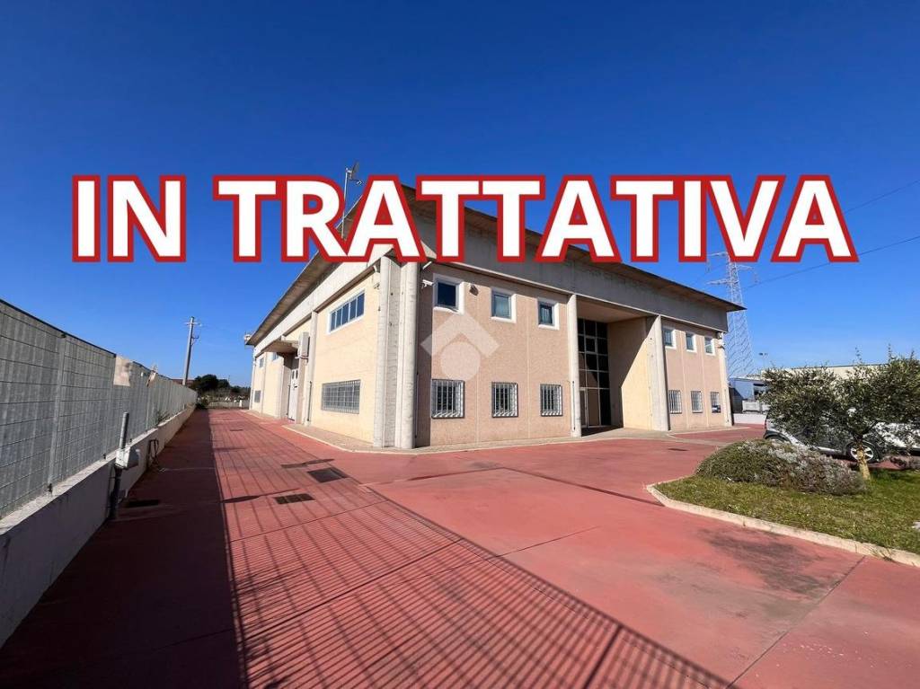 locale commerciale in vendita ad Aprilia in zona Campo di Carne