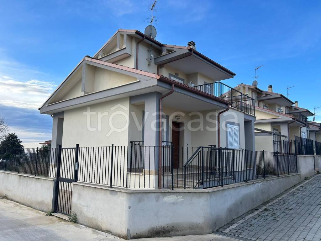 casa indipendente in vendita ad Aprilia