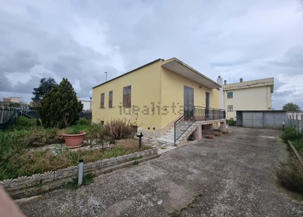 casa indipendente in vendita ad Aprilia in zona Casalazzara