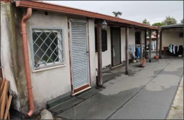 casa indipendente in vendita ad Aprilia in zona Cogna