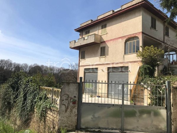 casa indipendente in vendita ad Aprilia in zona Fossignano