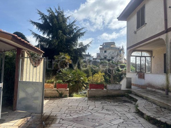 casa indipendente in vendita ad Aprilia in zona Fossignano