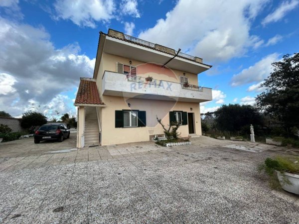 casa indipendente in vendita ad Aprilia in zona Casalazzara