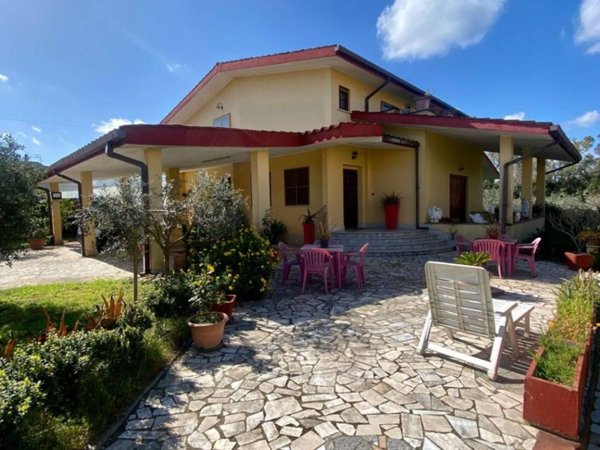 casa indipendente in vendita ad Aprilia in zona Casalazzara