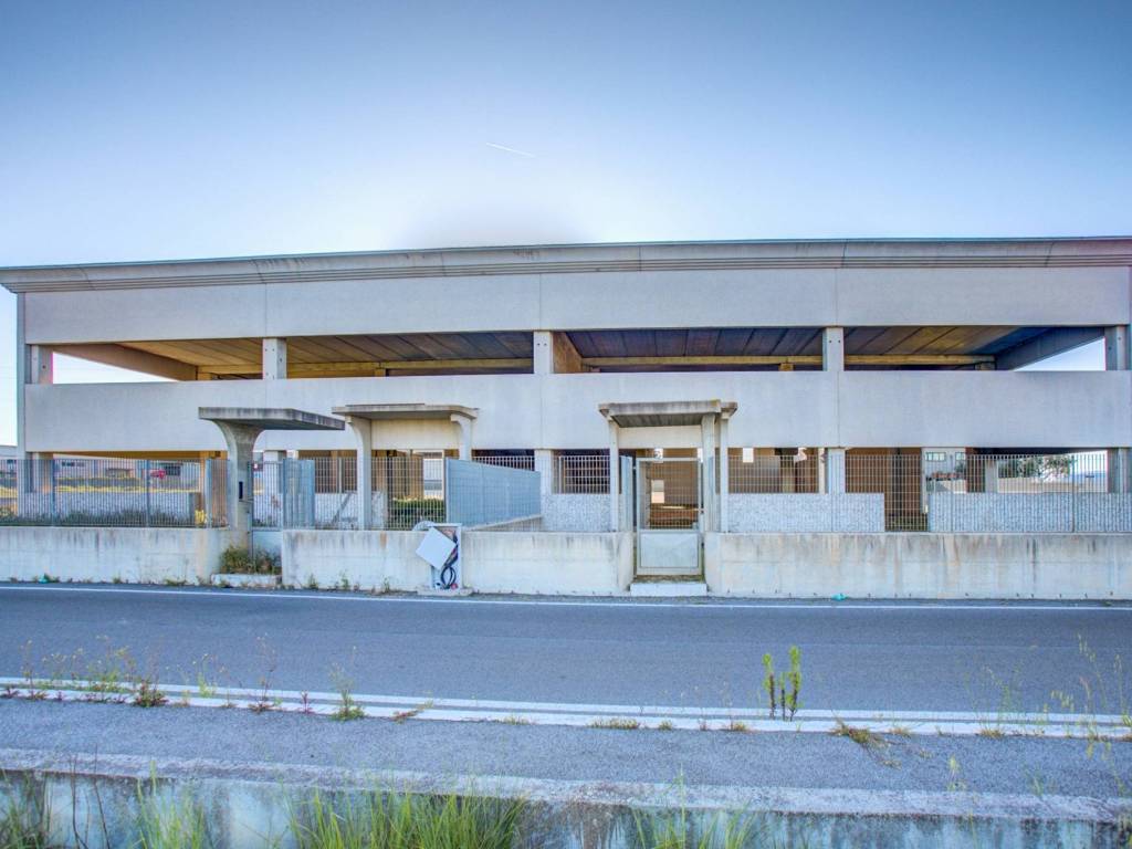 locale commerciale in vendita ad Aprilia in zona Riserva Nuova