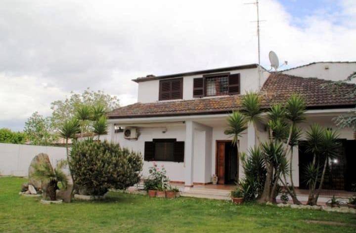 casa indipendente in vendita ad Aprilia in zona Campo di Carne