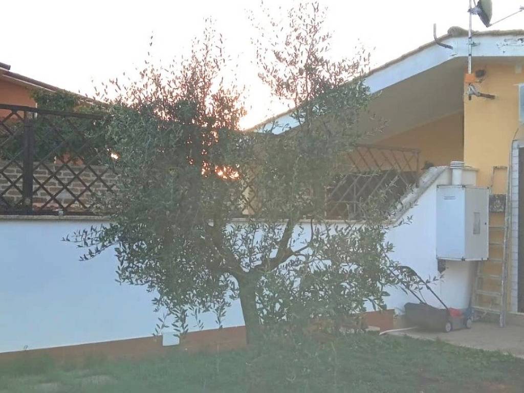 casa indipendente in vendita ad Aprilia in zona Campo di Carne
