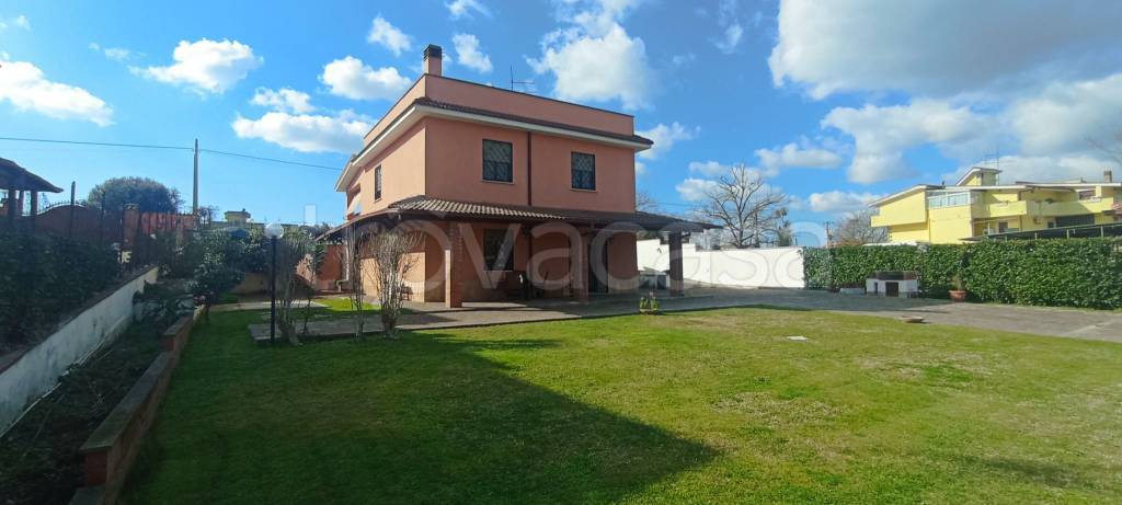 casa indipendente in vendita ad Aprilia in zona Casalazzara