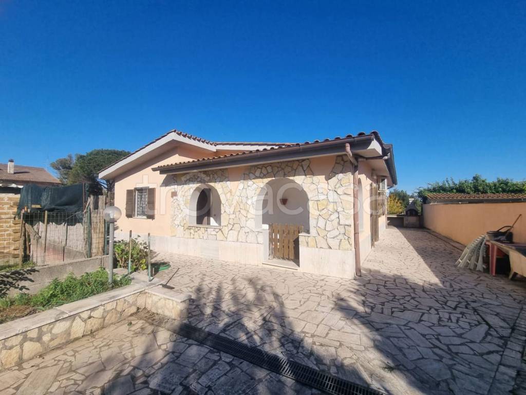 casa indipendente in vendita ad Aprilia in zona Fossignano