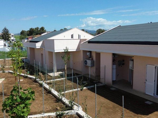 casa indipendente in vendita ad Aprilia in zona Campoleone