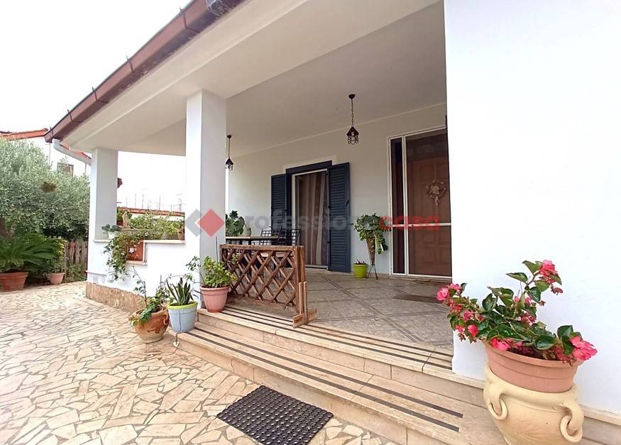 casa indipendente in vendita ad Aprilia in zona Campoverde