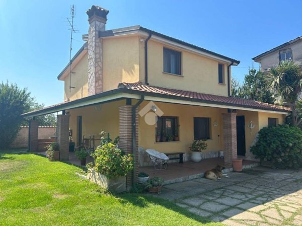 casa indipendente in vendita ad Aprilia in zona Fossignano