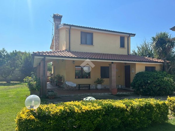 casa indipendente in vendita ad Aprilia in zona Casalazzara