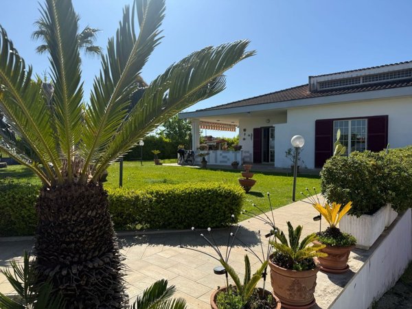 casa indipendente in vendita ad Aprilia in zona Riserva Nuova