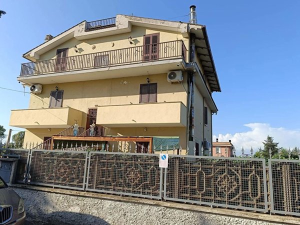 casa indipendente in vendita ad Aprilia in zona Fossignano