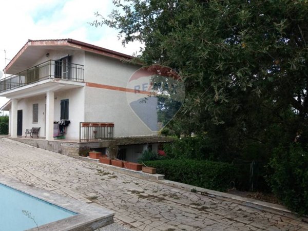 casa indipendente in vendita ad Aprilia in zona Fossignano