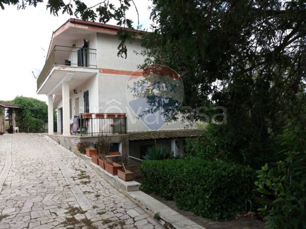 casa indipendente in vendita ad Aprilia in zona Fossignano