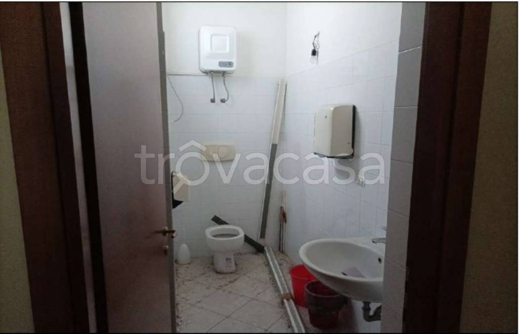 negozio in vendita ad Aprilia