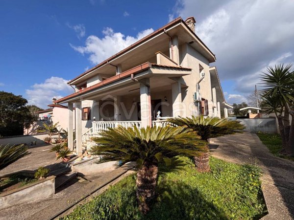 casa indipendente in vendita ad Aprilia in zona Fossignano