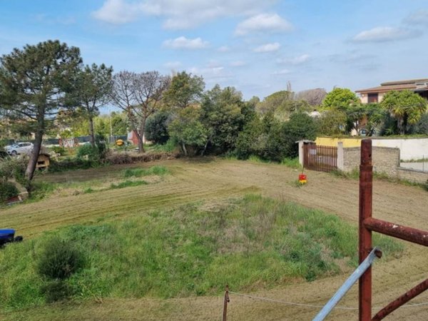 casa indipendente in vendita ad Aprilia in zona Fossignano