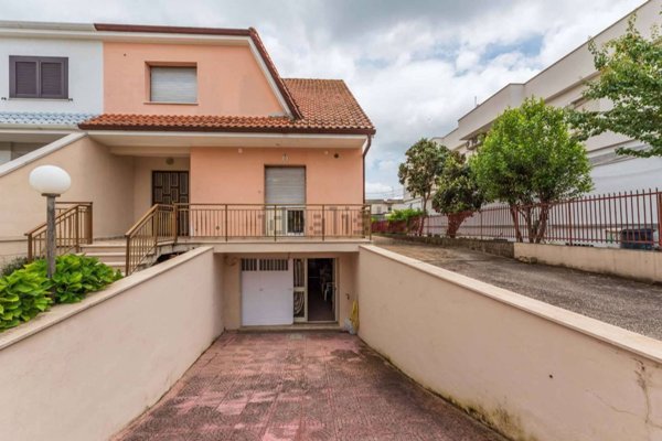 casa indipendente in vendita ad Aprilia