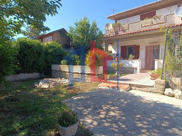 casa indipendente in vendita ad Aprilia in zona Fossignano