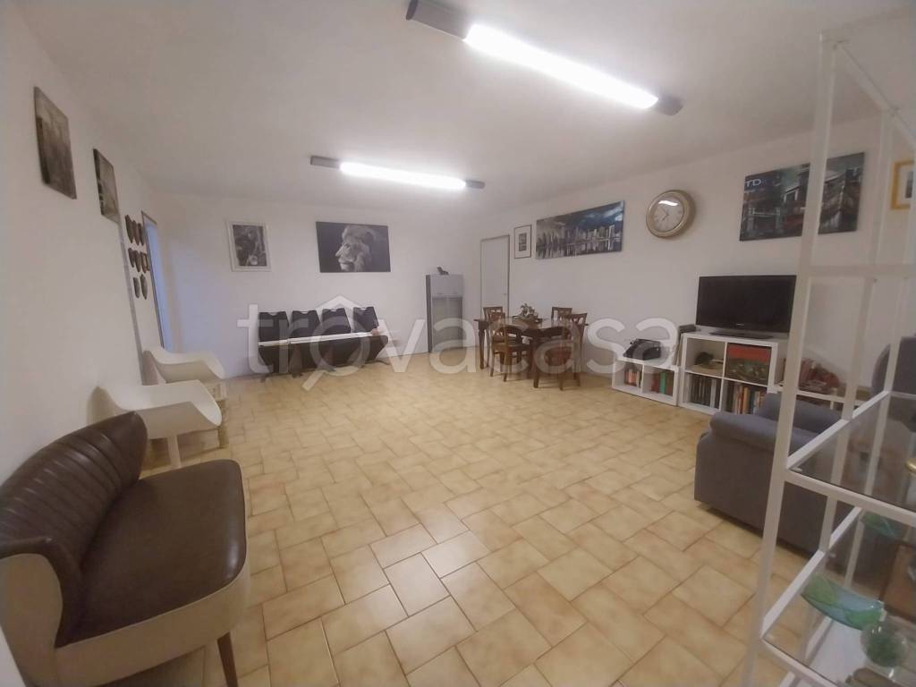 negozio in vendita ad Aprilia
