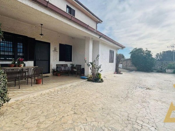 casa indipendente in vendita ad Aprilia in zona Cogna