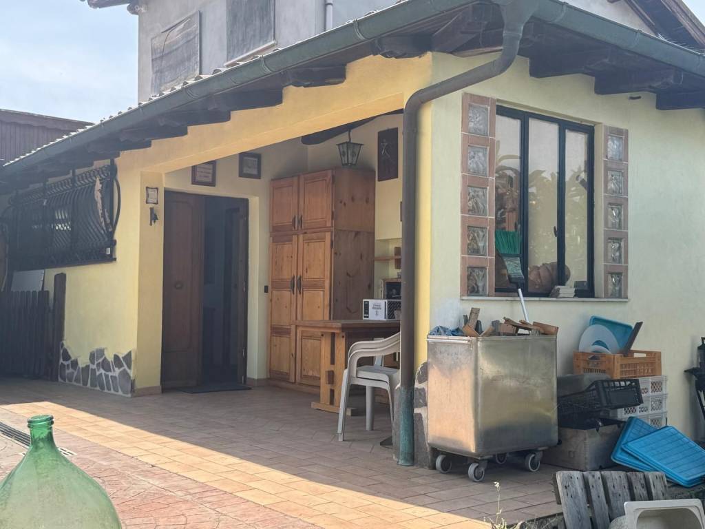 casa indipendente in vendita ad Aprilia in zona Fossignano