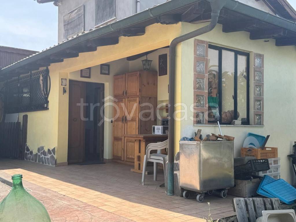 casa indipendente in vendita ad Aprilia in zona Fossignano