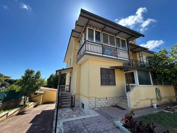casa indipendente in vendita ad Aprilia in zona Fossignano