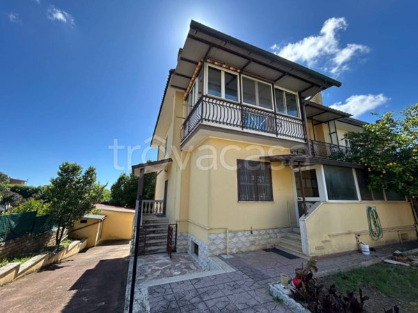 casa indipendente in vendita ad Aprilia in zona Fossignano
